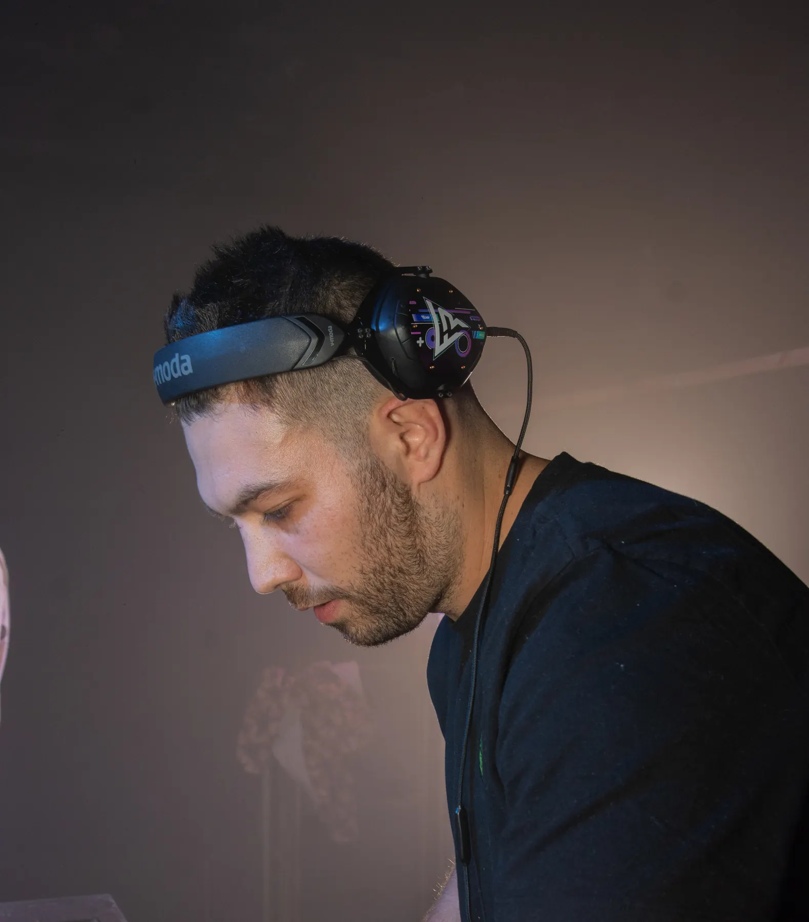 French in consolle con le cuffie
